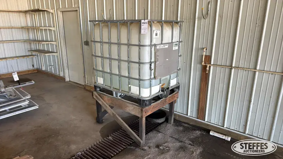 250 gal. DEF tote DEF Tank