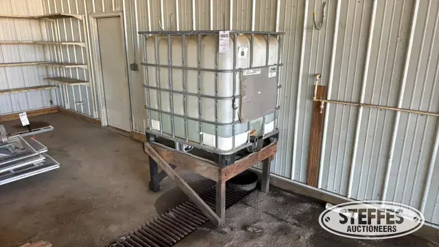 250 gal. DEF tote
