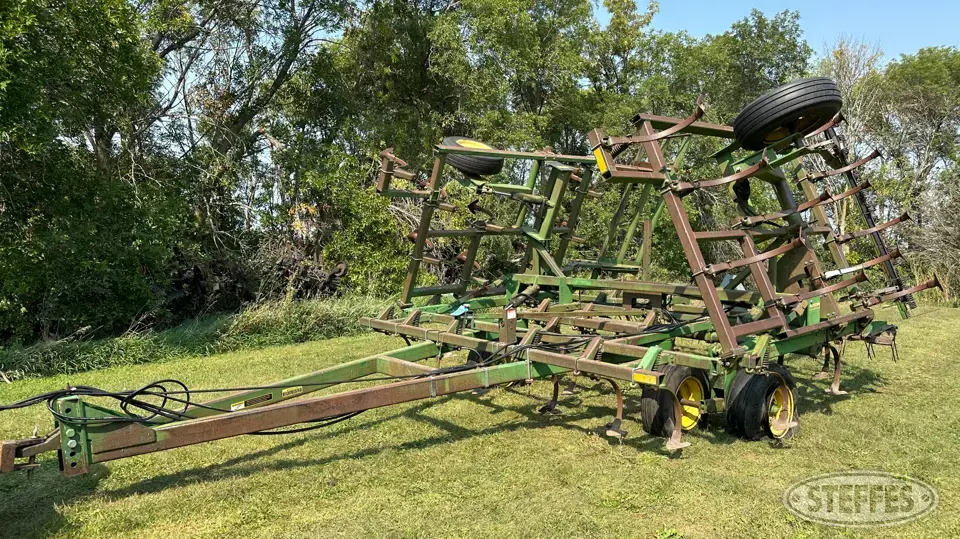 John Deere 960 Field Cultivator
