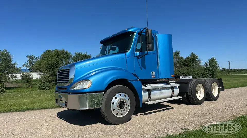2004 Freightliner Columbia 120 Conventional Truck without Sleeper