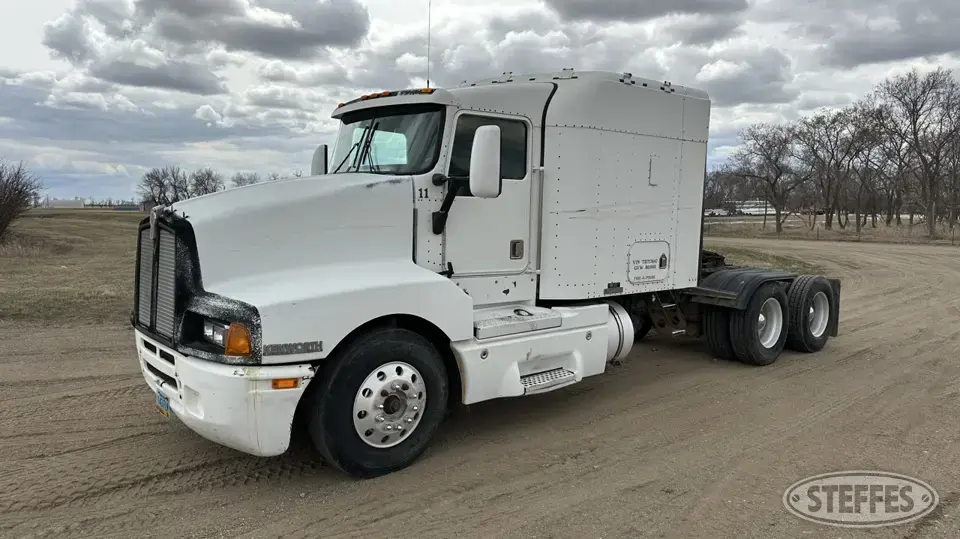 1996 Kenworth T600 Conventional Truck with Sleeper