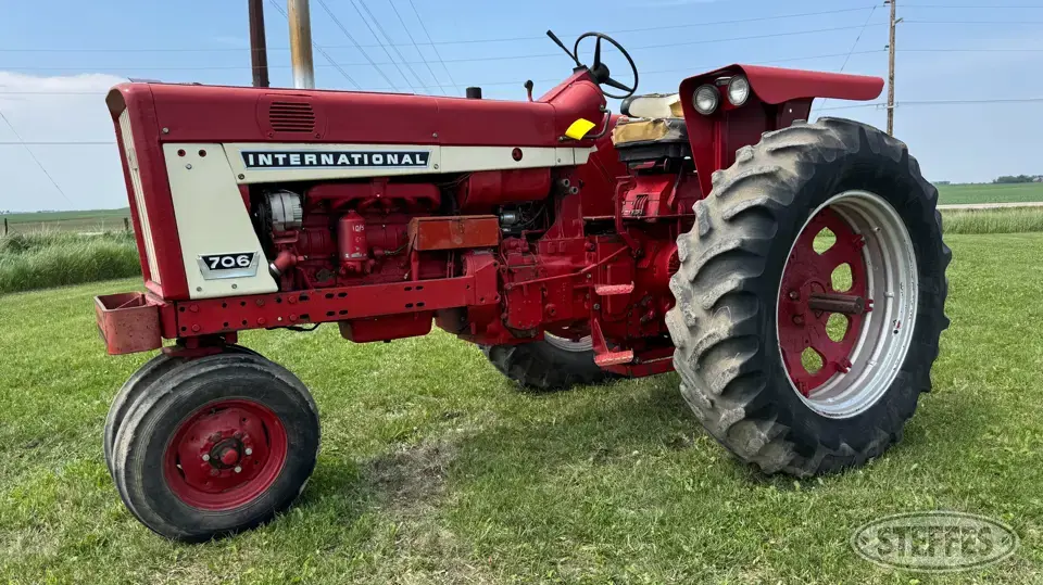 1966 Farmall 706 2WD Tractor