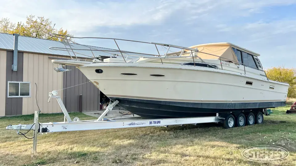 1983 Sea Ray 390 Boat