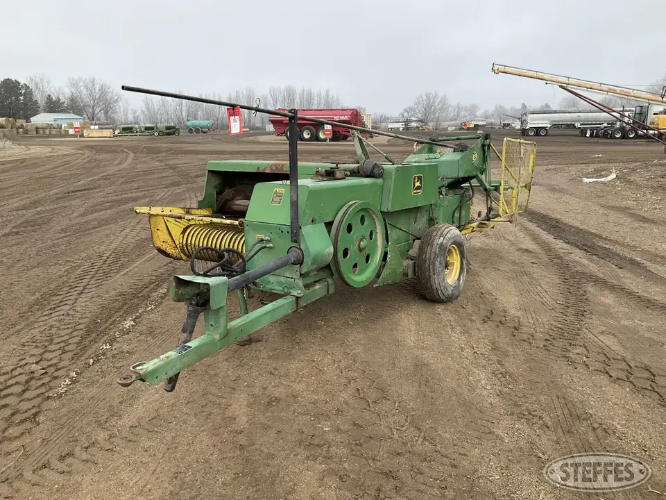 John Deere 327 Square Baler