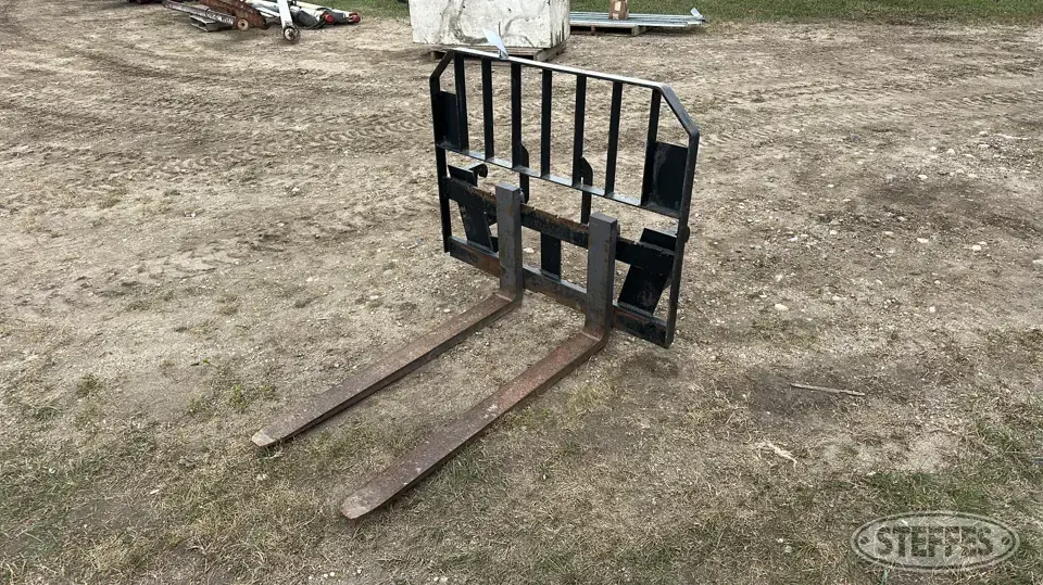 Case IH pallet forks Tractor Loaders and Attachment