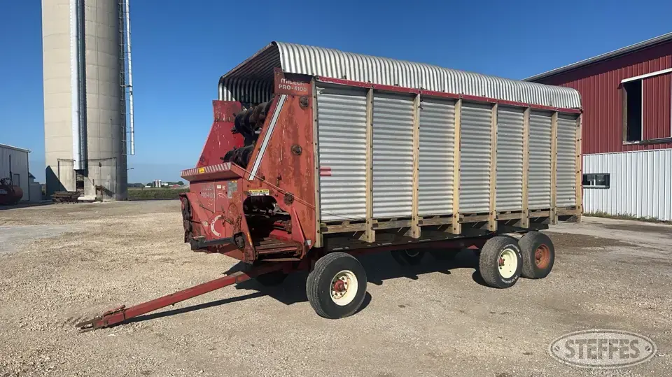 Miller Pro 4100 Forage Wagon
