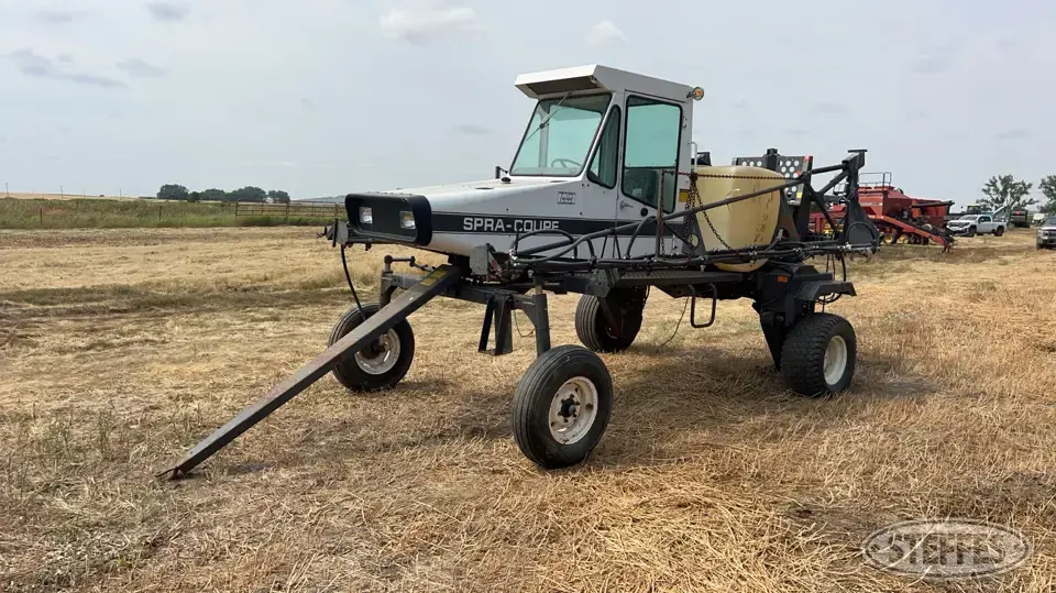 Melroe Spra-Coupe Self-Propelled Sprayer