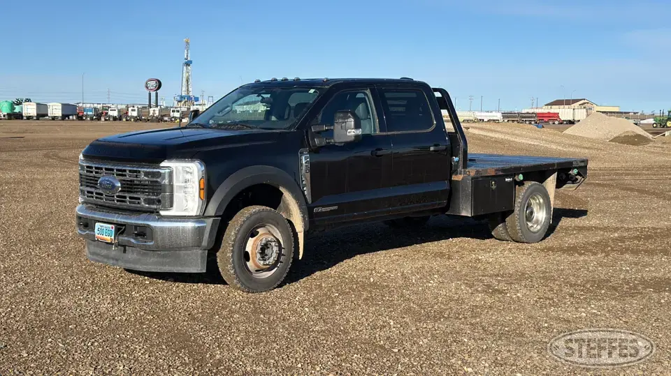 2024 Ford Super Duty F-450 XLT Flatbed Truck