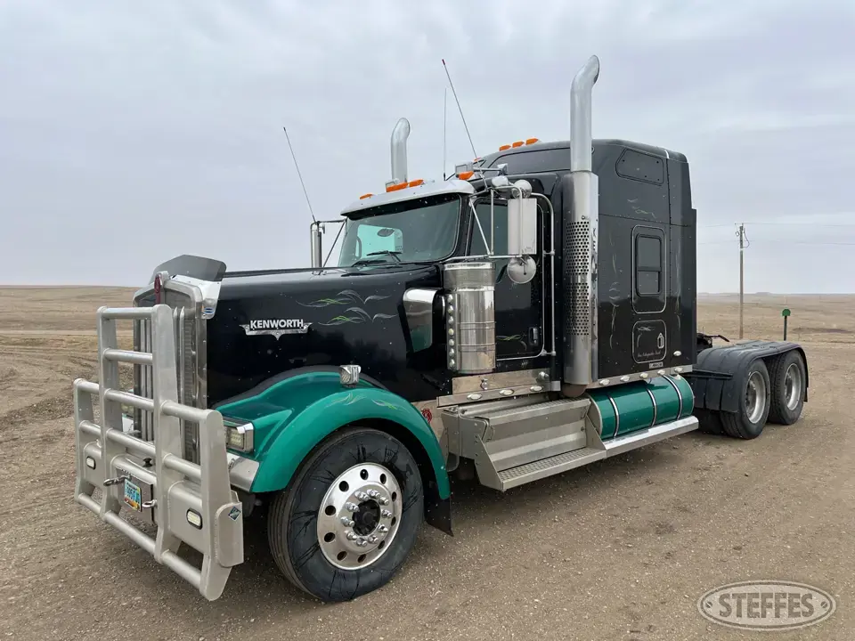 2009 Kenworth W900 Conventional Truck with Sleeper