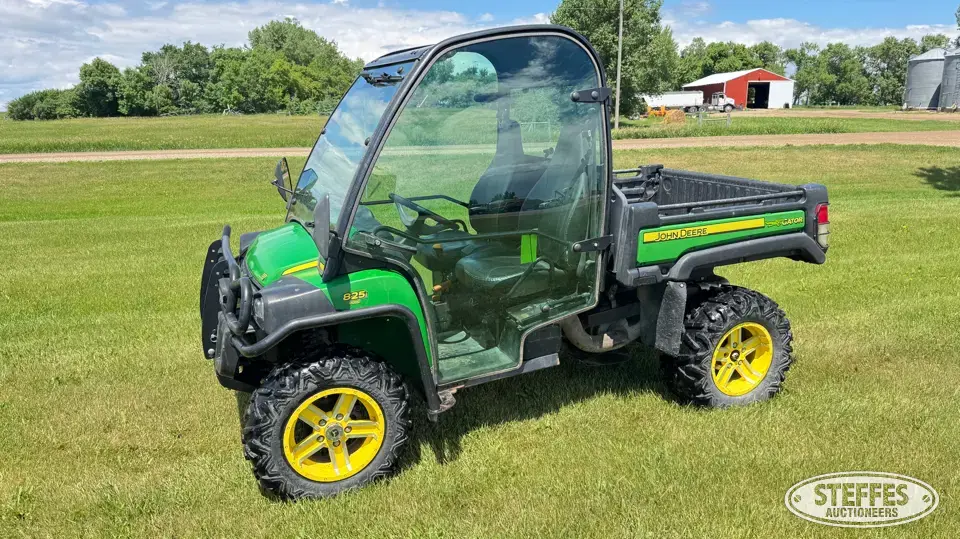2011 John Deere Gator 825i UTV