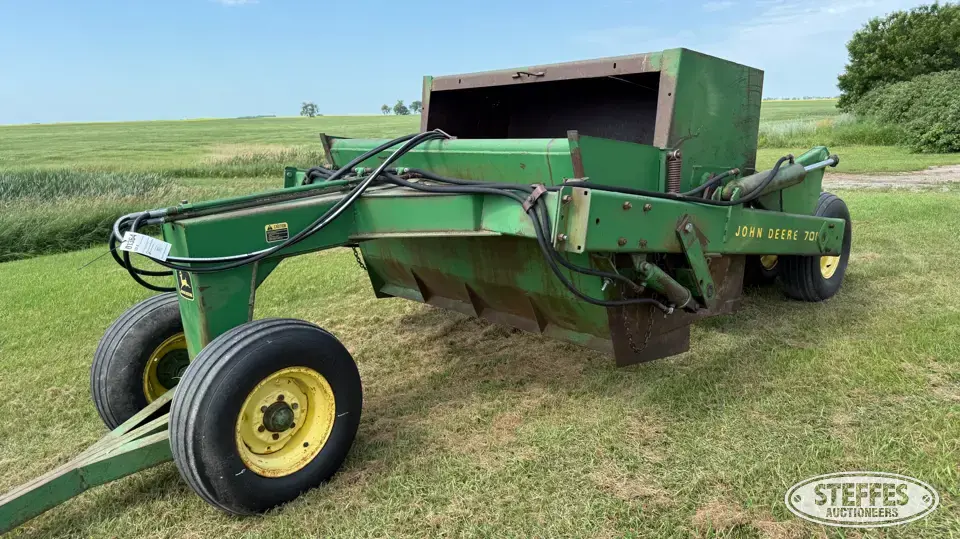 John Deere 700 Pull Scraper