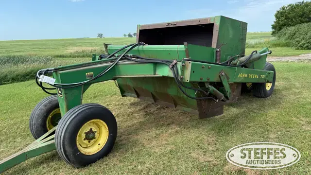 John Deere 700