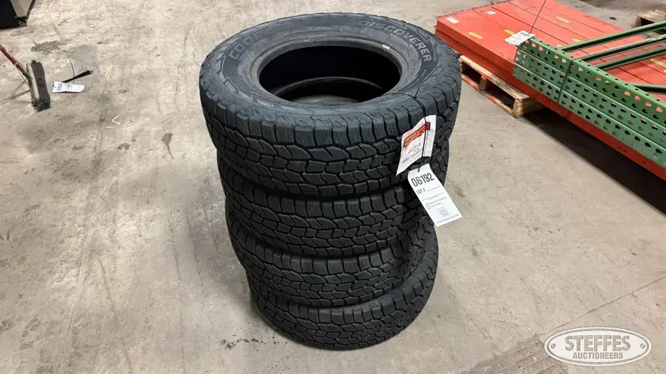 (4) Cooper Discoverer 235/70R16 tires Passenger-Light Truck Tire