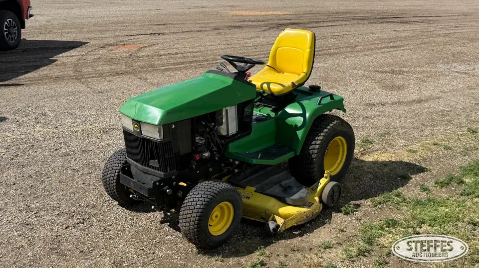 John Deere 445 Lawn Tractor