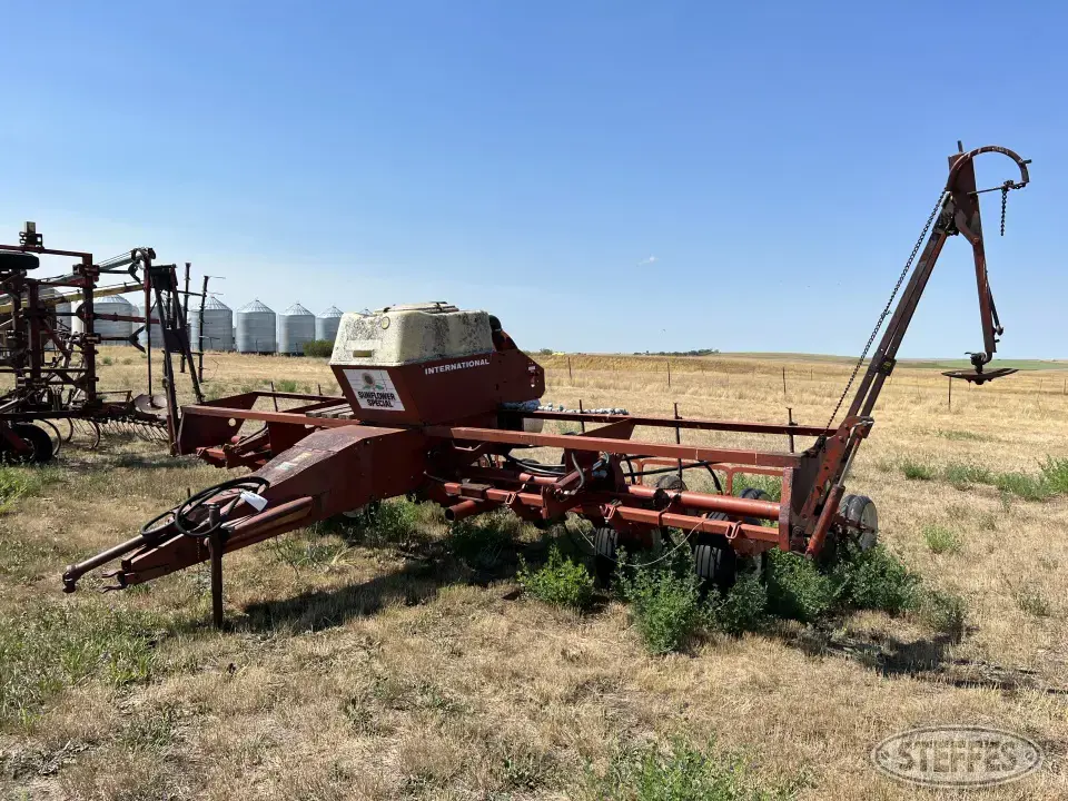 International 400 Cyclo Less Than 12 Row Planter