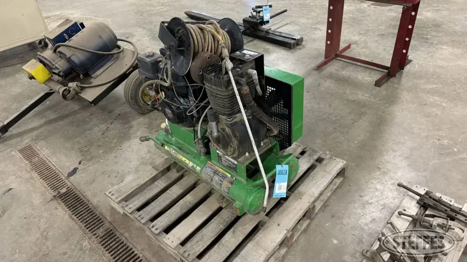 John Deere AC2-8GH Air Tools and Compressor