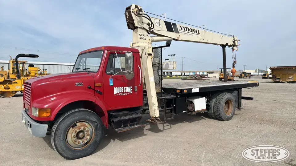 National 400A on 2002 International 4900 Boom Truck