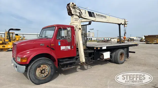 National 400A on 2002 International 4900