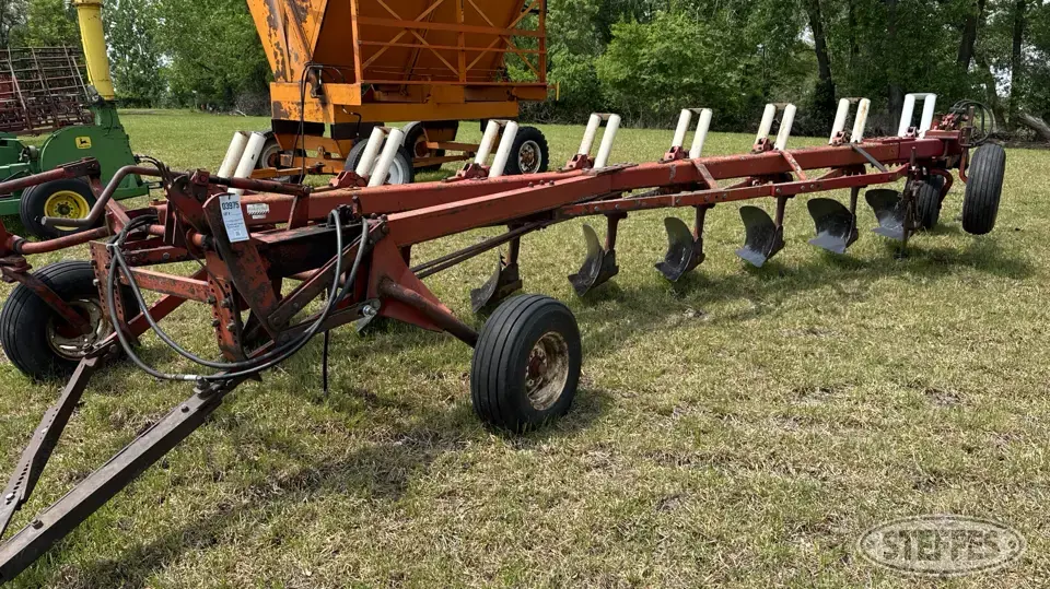 International 700 Plow