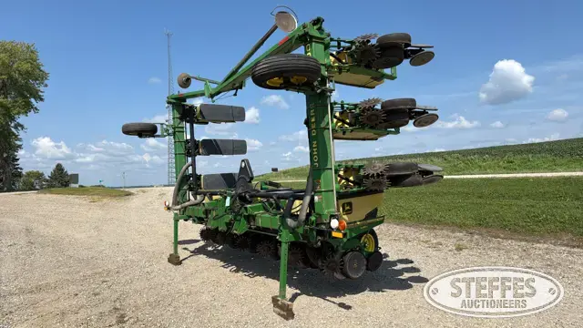 John Deere 7300