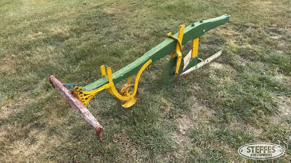 Horse drawn 1-bottom plow