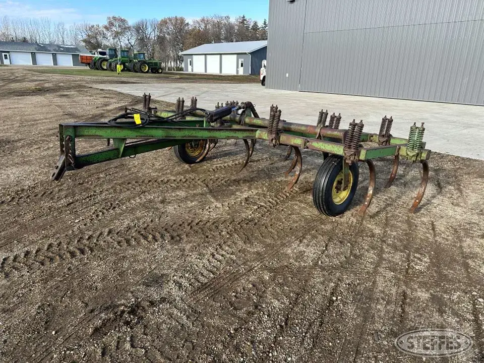 John Deere 100 Chisel Plow