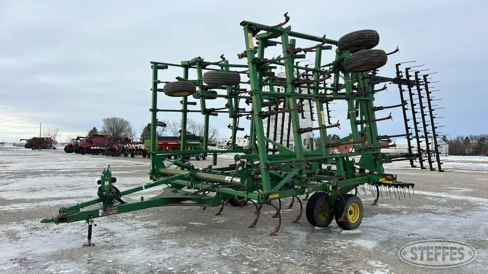 John Deere 2210 Field Cultivator