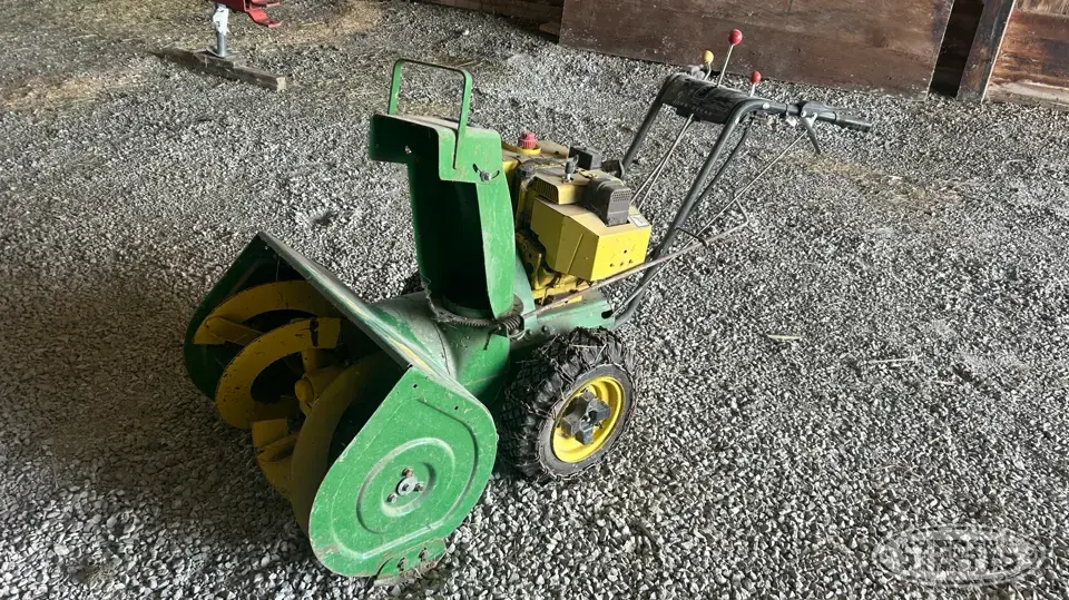 John Deere 826 Self-Propelled Snowblower