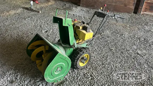 John Deere 826