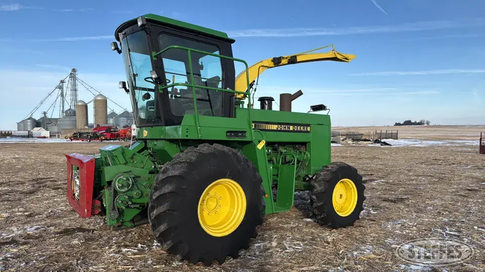 1986 John Deere 5830 Self-Propelled Harvester