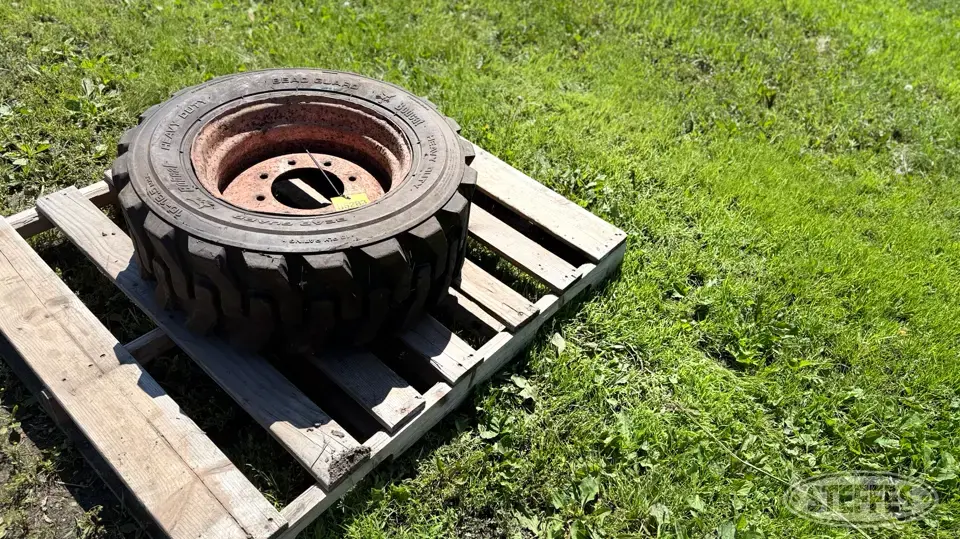 Bobcat 10-16.5 tire Tractor-Implement Tire
