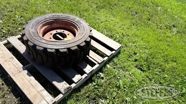 Bobcat 10-16.5 tire