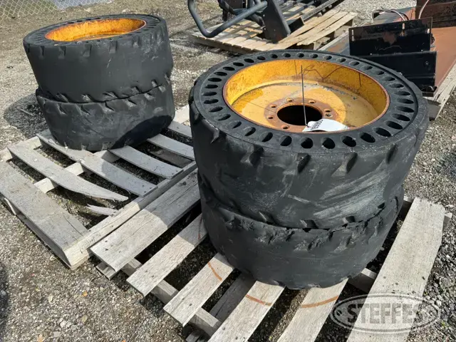 Caterpillar Flex Port solid skid steer tires