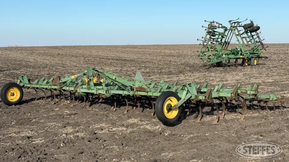John Deere 1100 Field Cultivator