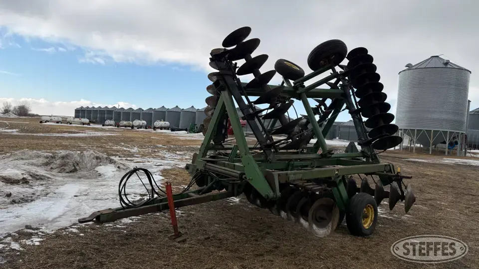John Deere 330 Disc