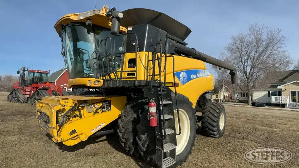 2011 New Holland CR9080 Combine