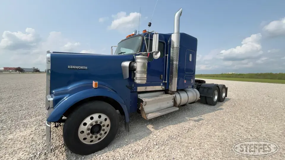 2008 Kenworth W900L Conventional Truck with Sleeper