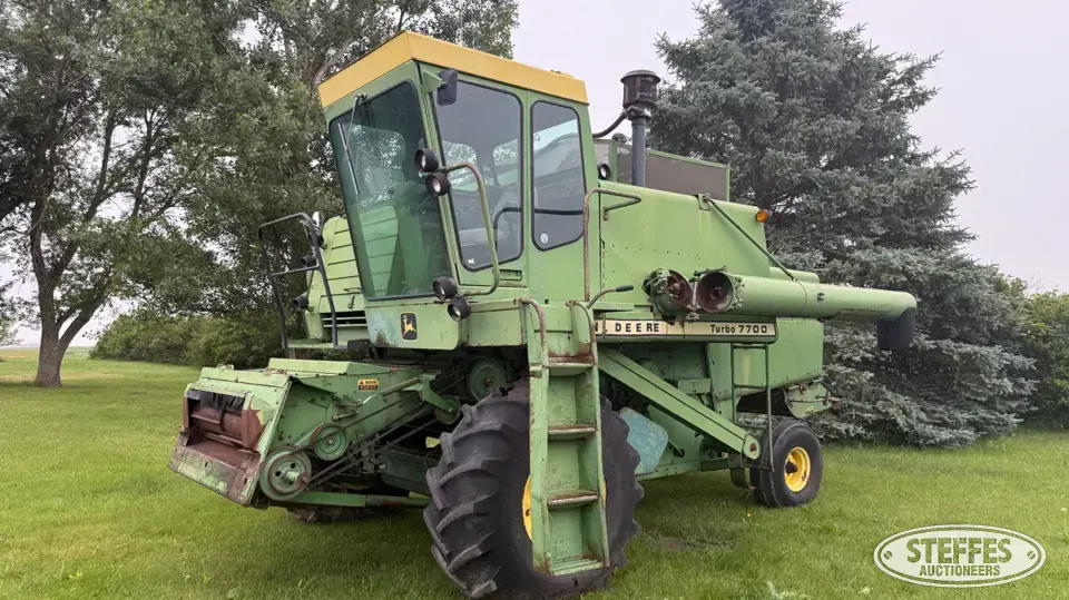 John Deere 7700 Combine