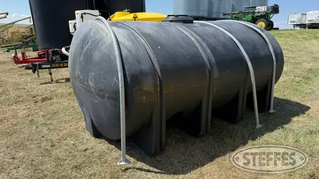 2,550 gal. poly liquid fertilizer tank