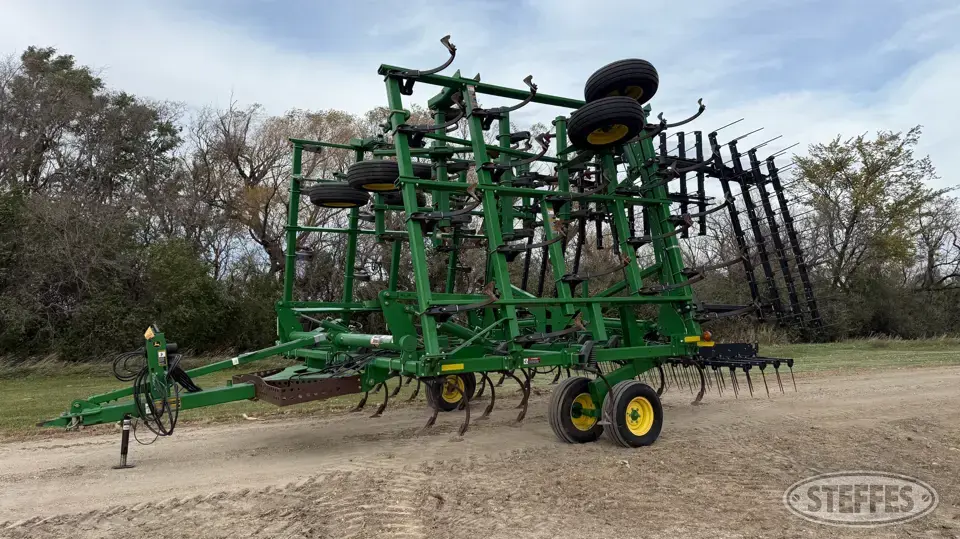 2014 John Deere 2210L Field Cultivator