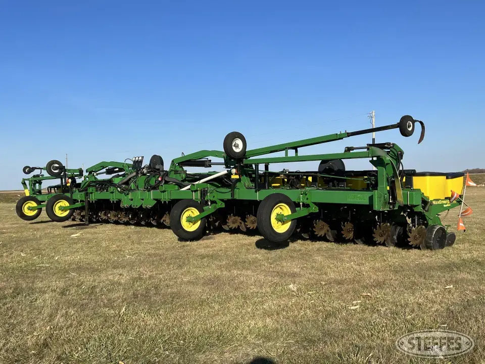 2000 John Deere Moore Built 12 or More Row Planter