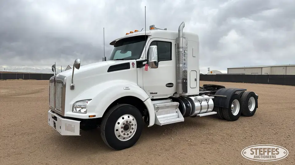 2018 Kenworth T880 Conventional Truck with Sleeper