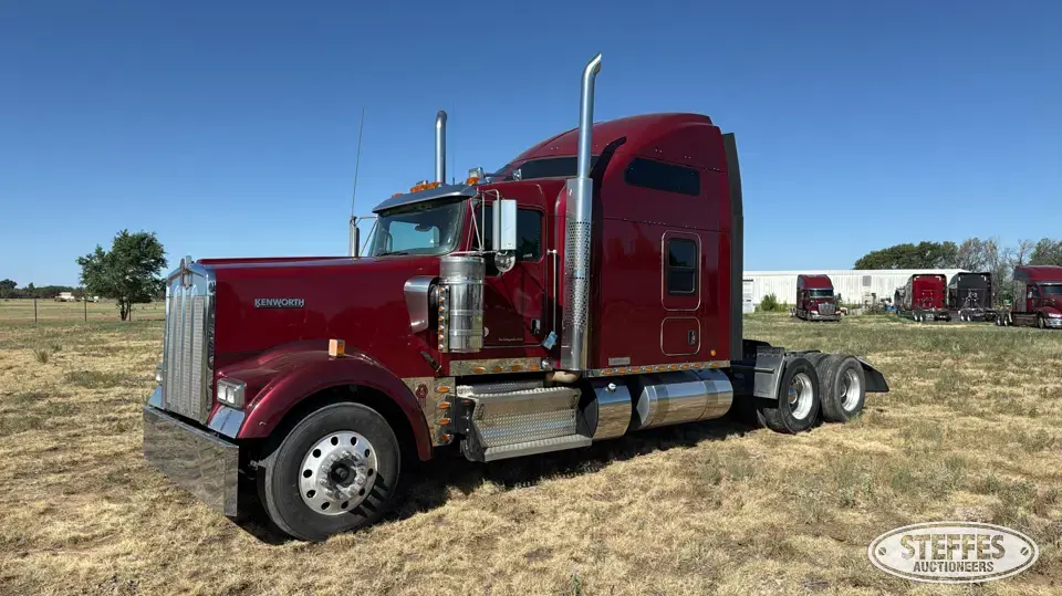 2022 Kenworth W900L Conventional Truck with Sleeper