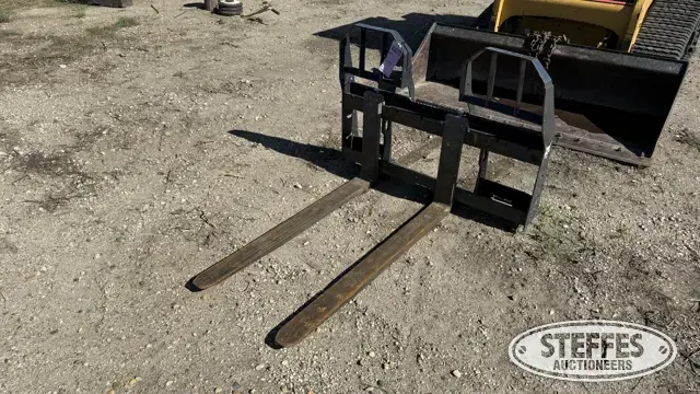 Bobcat pallet forks