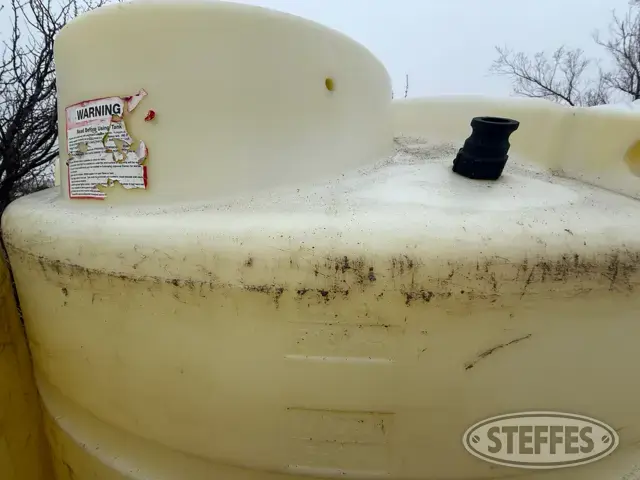 1,100 gal. poly tank