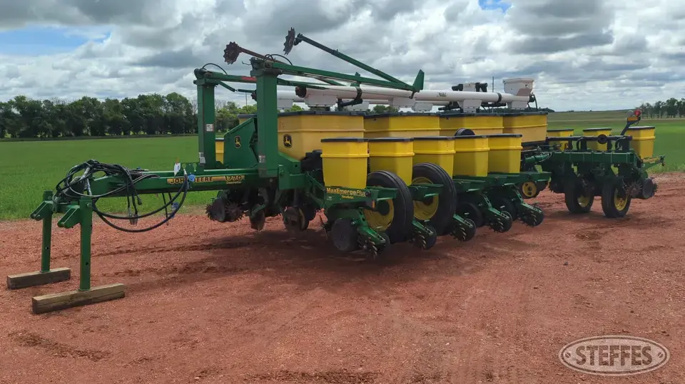 1998 John Deere 1770 Conservation 12 or More Row Planter