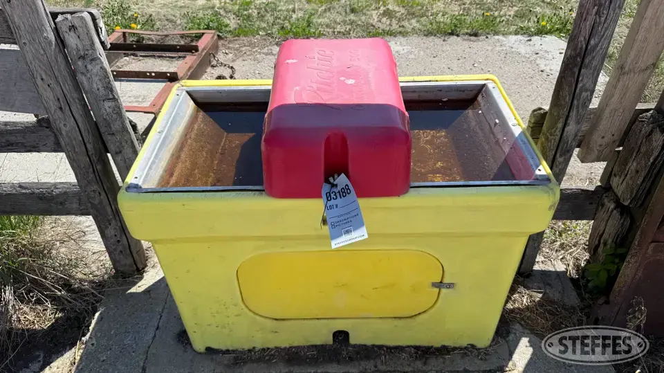 Ritchie OmniFount 500 Feeders and Bunk