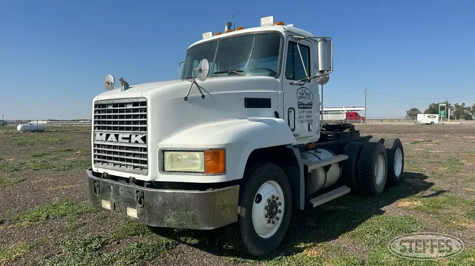 2000 Mack CH613 Conventional Truck without Sleeper