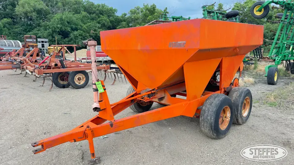 Willmar 500 Pull-Type Dry Spreader