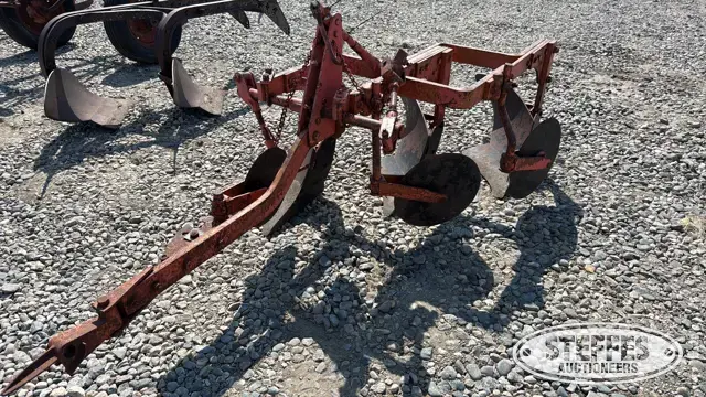 Allis Chalmers 3-bottom plow